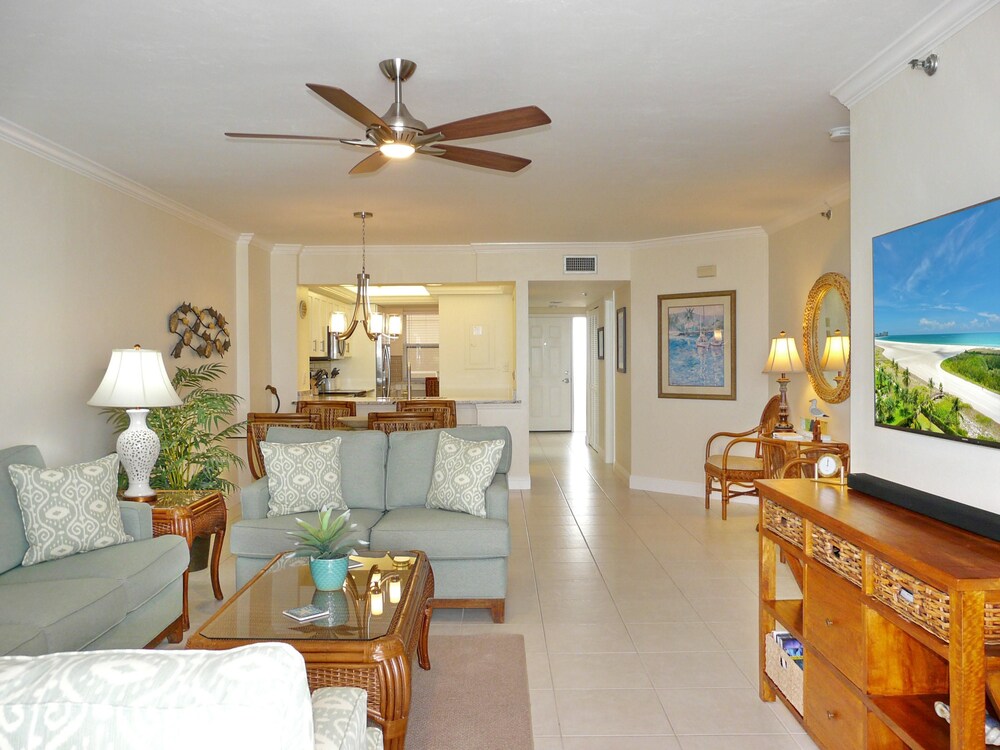 Condo, 1 King Bed with Sofa bed (Beachfront condo with huge views/pool) photo 2