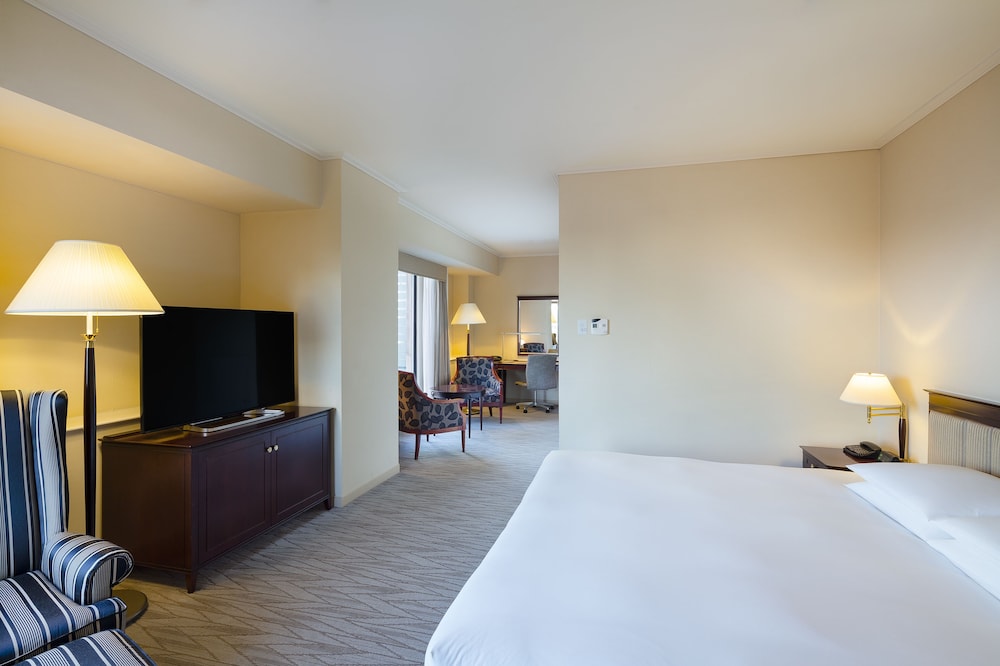 Deluxe Room, 1 King Bed, Corner photo 3