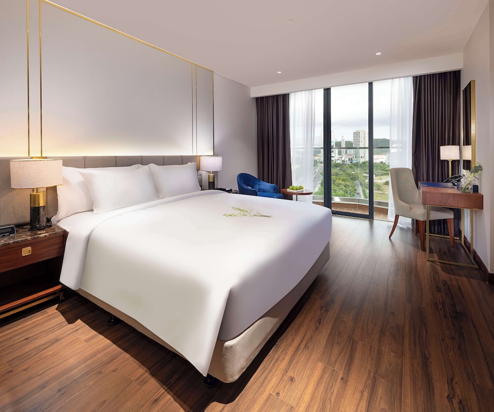 Deluxe Room, 1 King Bed, Balcony, Sea View photo 2