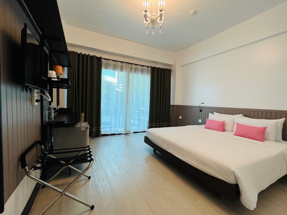 Deluxe Balcony King Bed - Photo 1