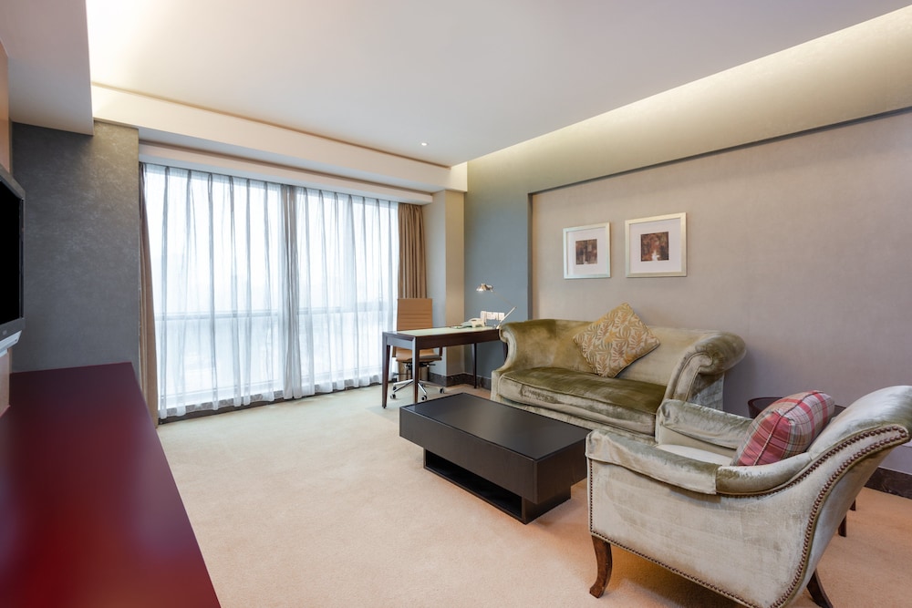 Suite, 1 King Bed thumbnail 6