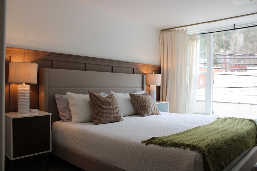 2 King Bed Deluxe Suite- 3rd Floor