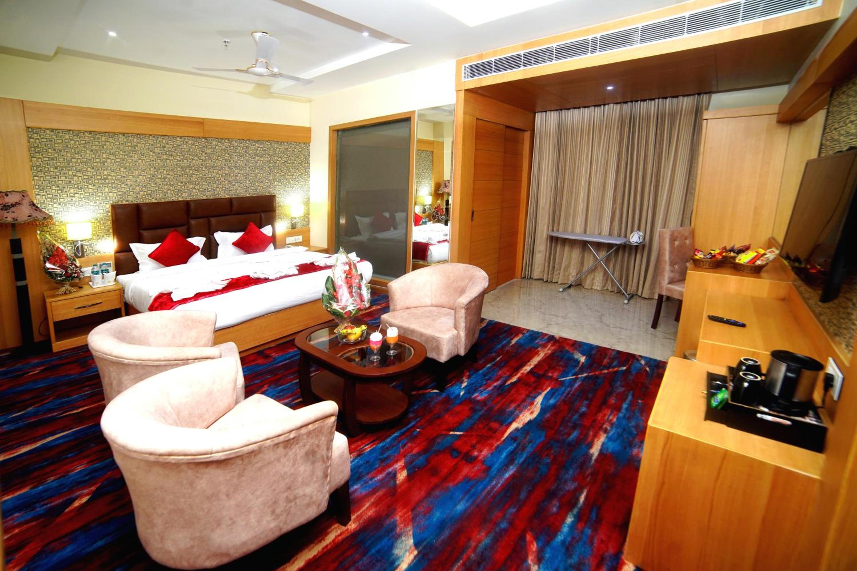 Executive Suite - Photo 3