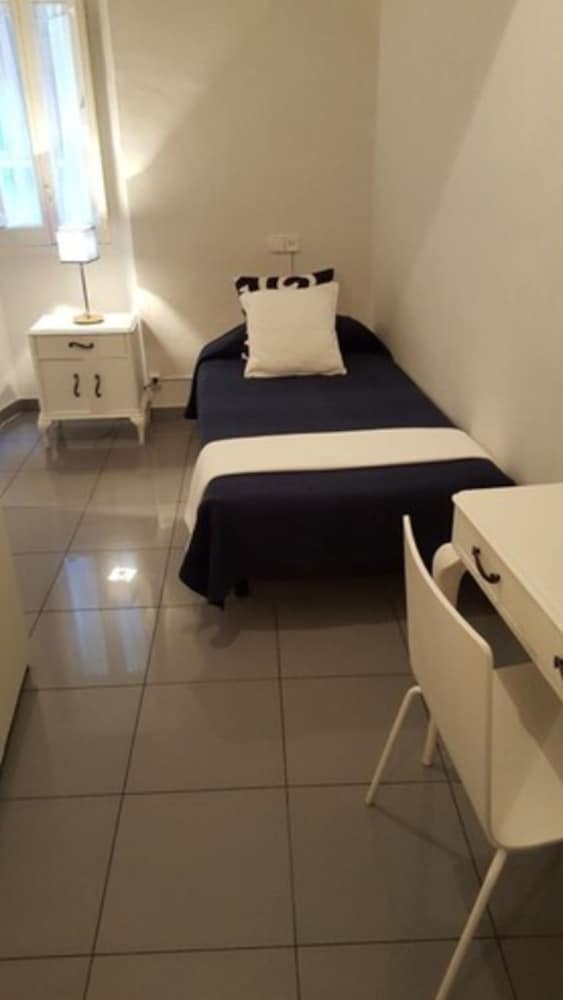Single Room, 1 Twin Bed, Shared Bathroom photo 2