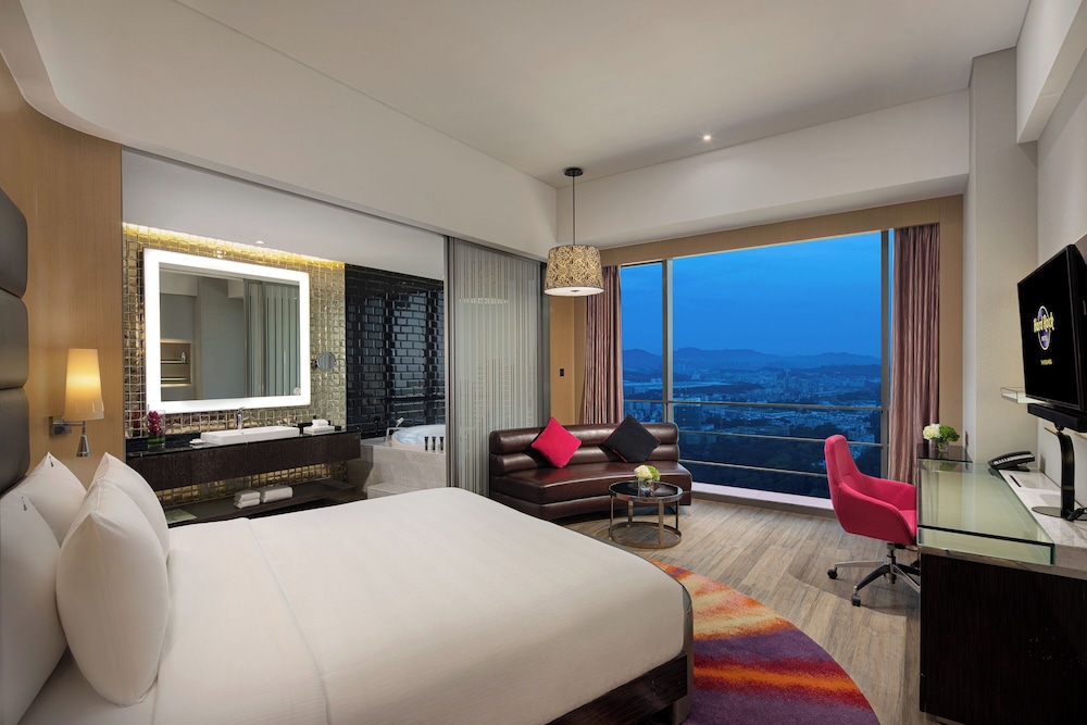 Rock Royalty King Room (Large Round Bathtub) - Executive Lounge Access