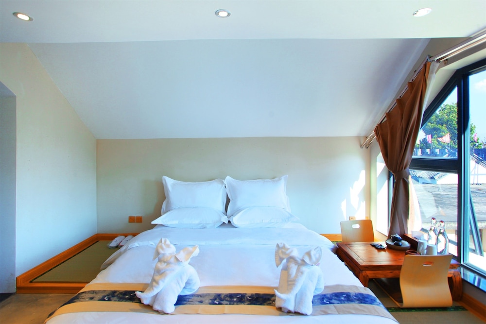 Elite Double Room, 1 King Bed, Mountain View photo 1