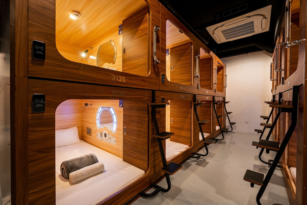 Room of 6 (2 Single Bed Capsule + 2 Double Bed Capsule) photo 3