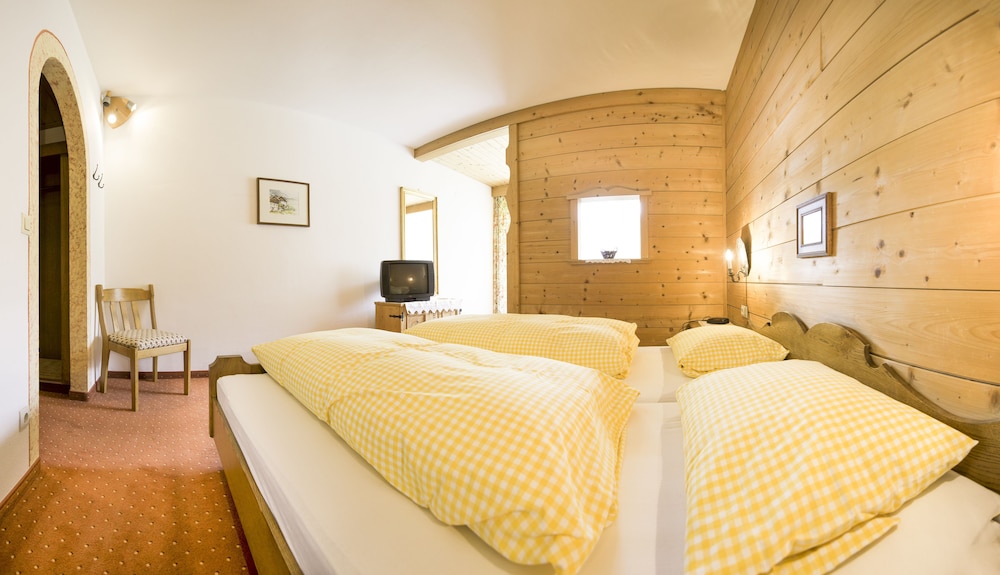 Traditional Double Room, 1 King Bed with Sofa bed, Non Smoking, Mountain View photo 2