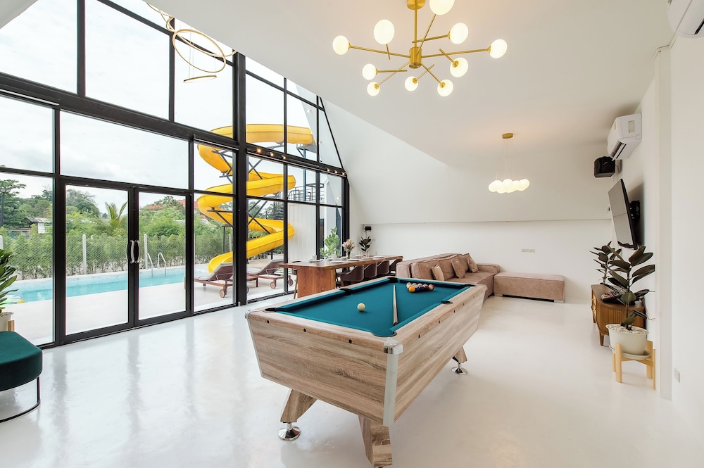 Eight-Bedroom Villa - Photo 10