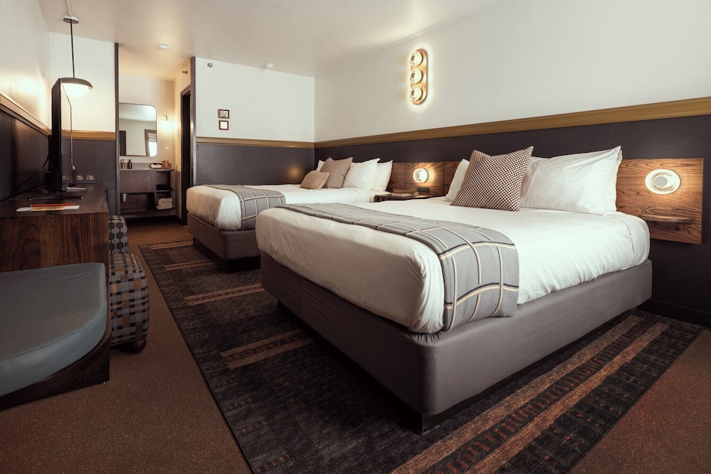 Room, 2 Queen Beds (Walk Up) - Photo 8