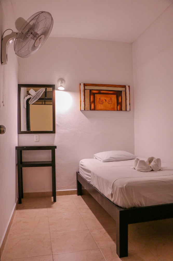 Basic Room, 1 Twin Bed, Non Smoking, Shared Bathroom photo 1