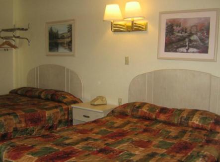 Queen Room with Two Queen Beds - Non-Smoking - Photo 4