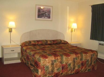 Queen Room - Non-Smoking - Photo 1
