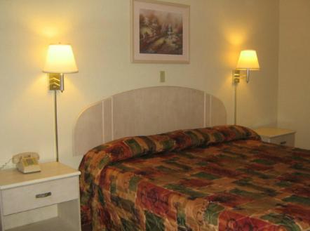 Queen Room - Non-Smoking - Photo 4