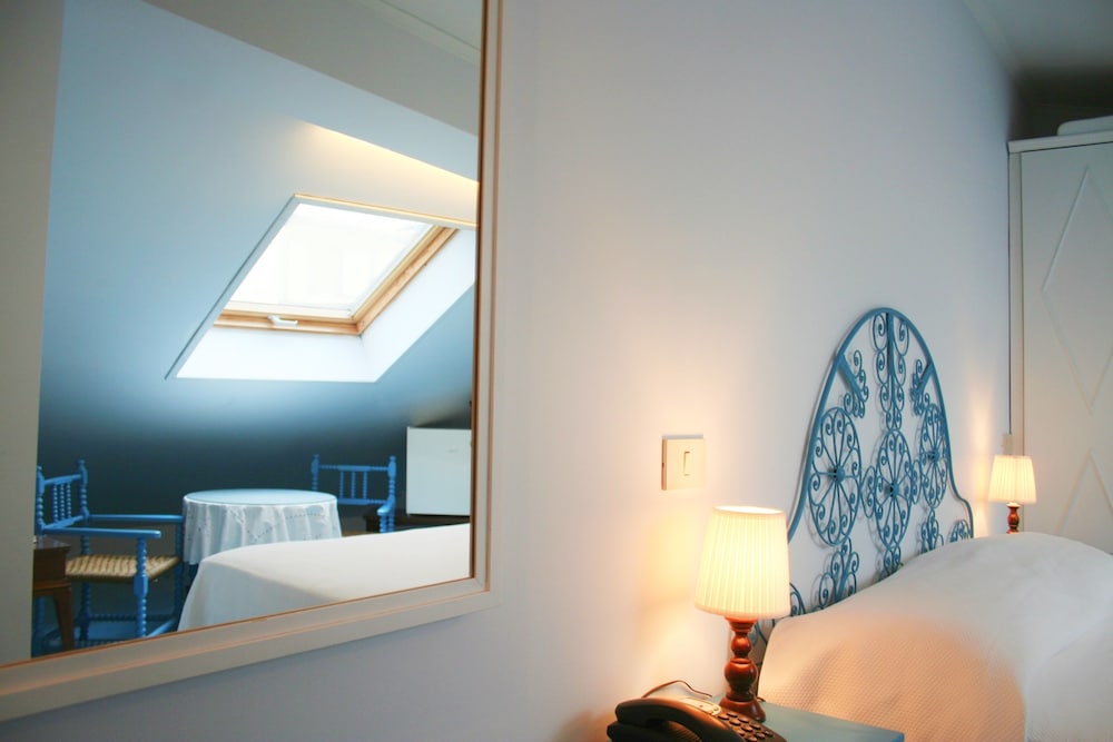 Dachgeschosszimmer mit Stadtblick
