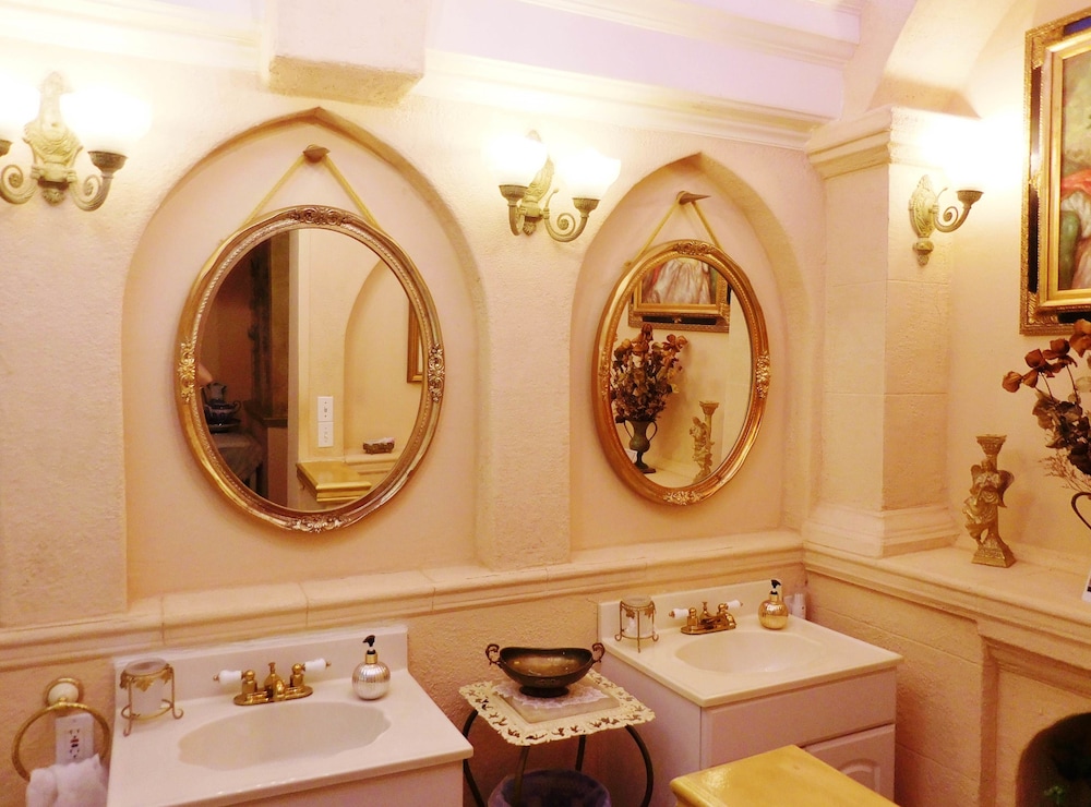 The Romeo and Juliet Room photo 3