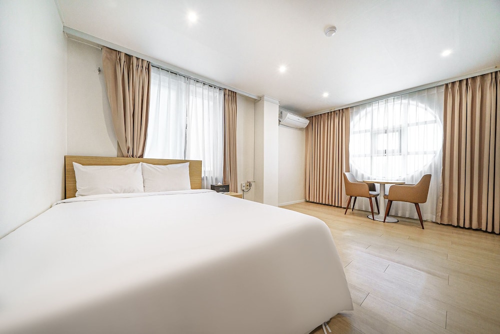 Deluxe Queen Room - Photo 1