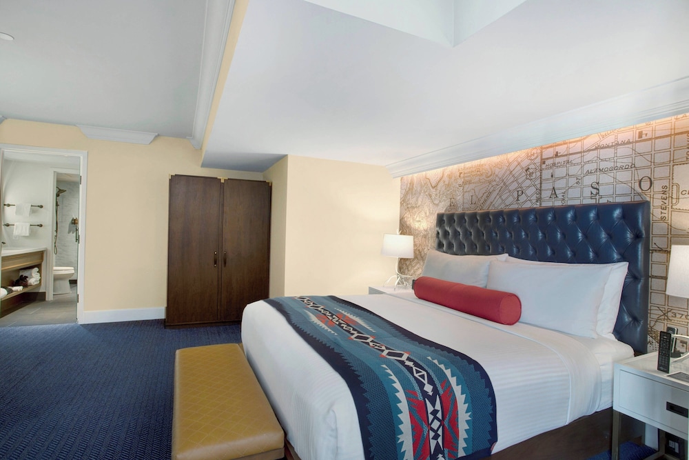 Signature Suite, 1 King Bed with Sofa bed - Photo 1