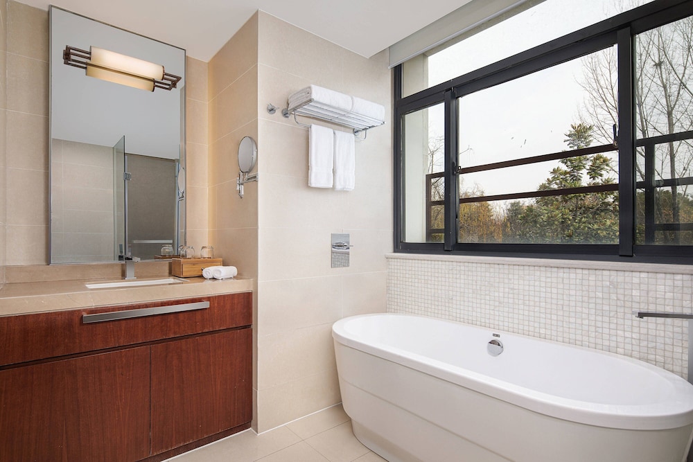 Room, 1 Queen Bed, Garden View - Photo 4