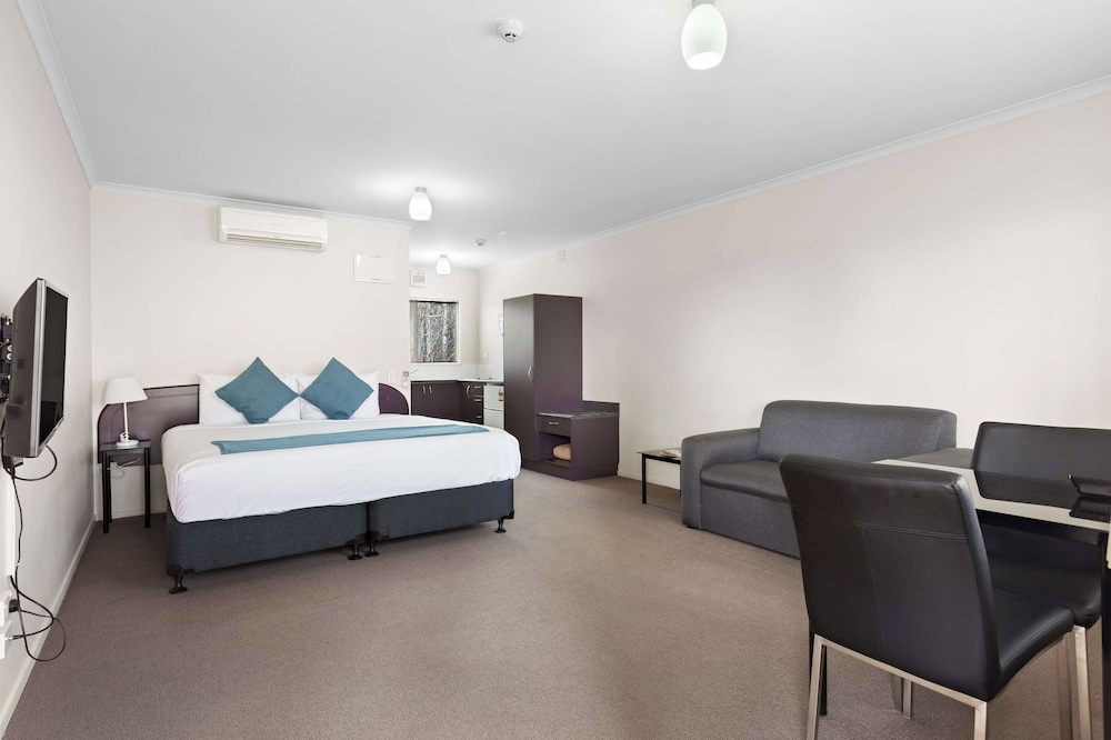 Executive Room, 1 King Bed, Non Smoking (Walk-In Shower;Larger Room) thumbnail 5
