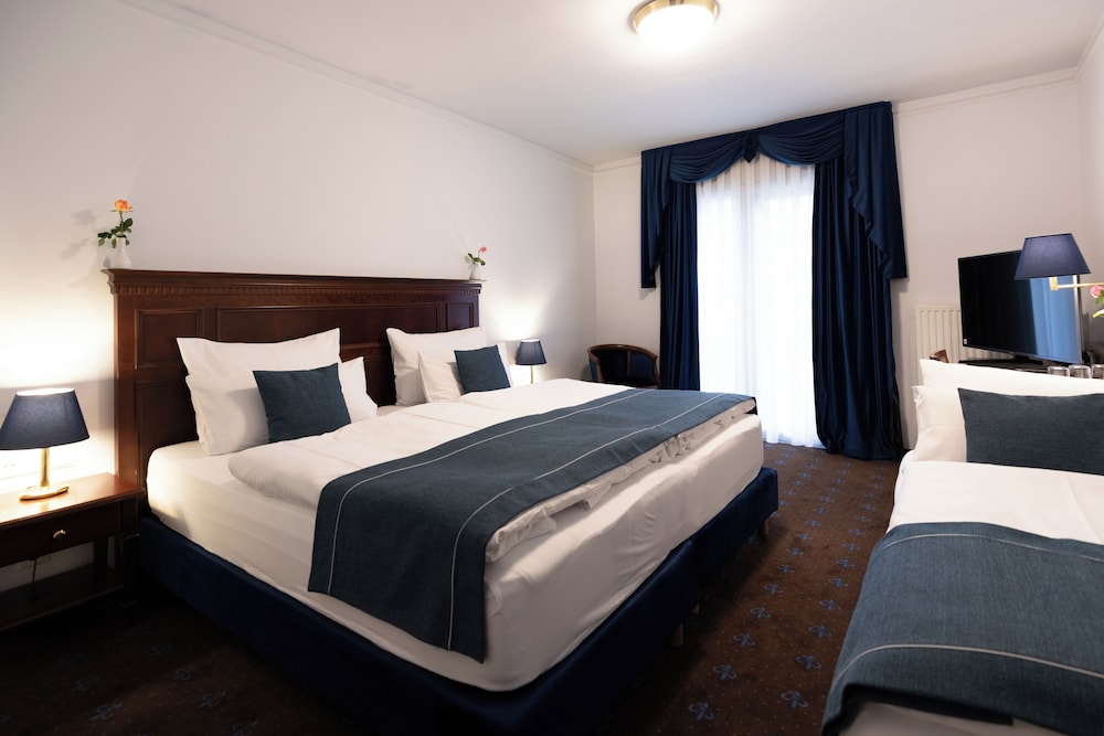 Standard Room, 1 King Bed (Up to 3 Guests, Family Room)