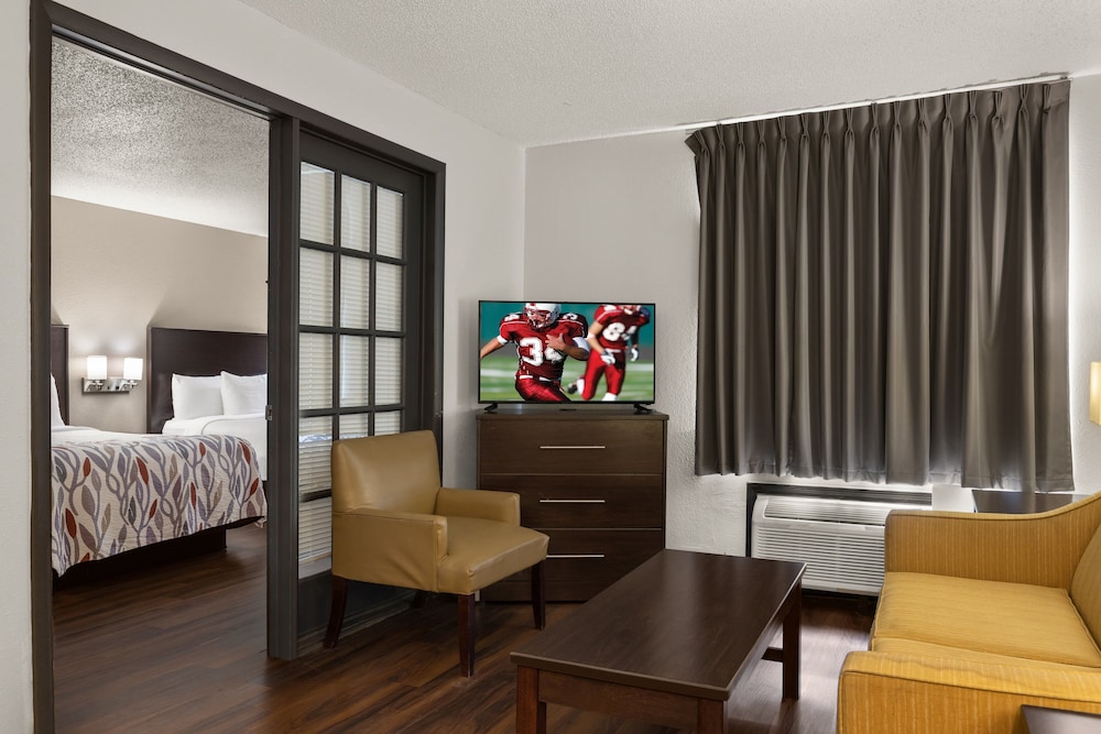Suite, Non Smoking (2 Double Beds and Sofa Bed) - Photo 3