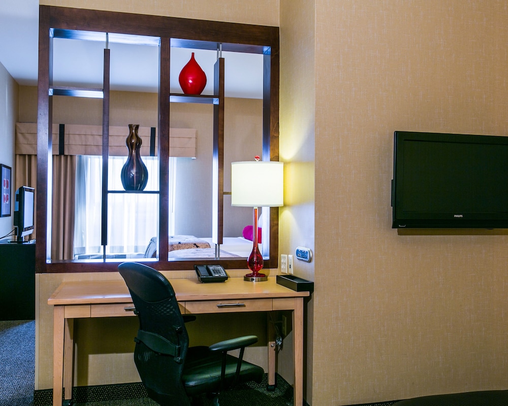 Suite, 1 King Bed with Sofa bed, Non Smoking (Upgrade, Tower Room) - Photo 4
