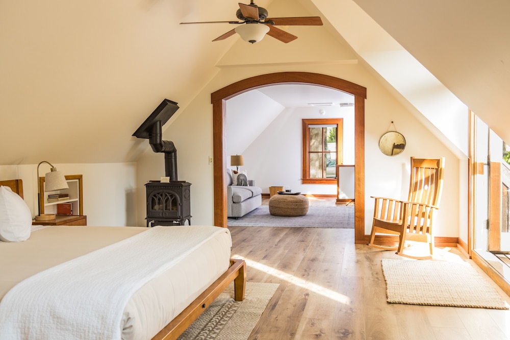 Deluxe King Suite photo 2