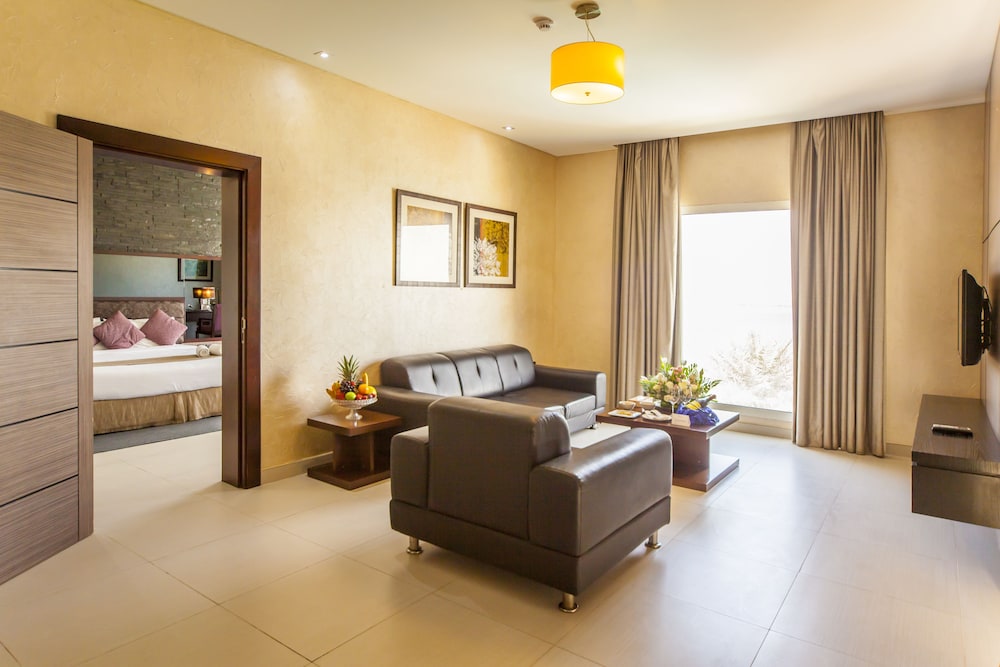 Executive Suite, 1 King Bed, Smoking, Pool View photo 3