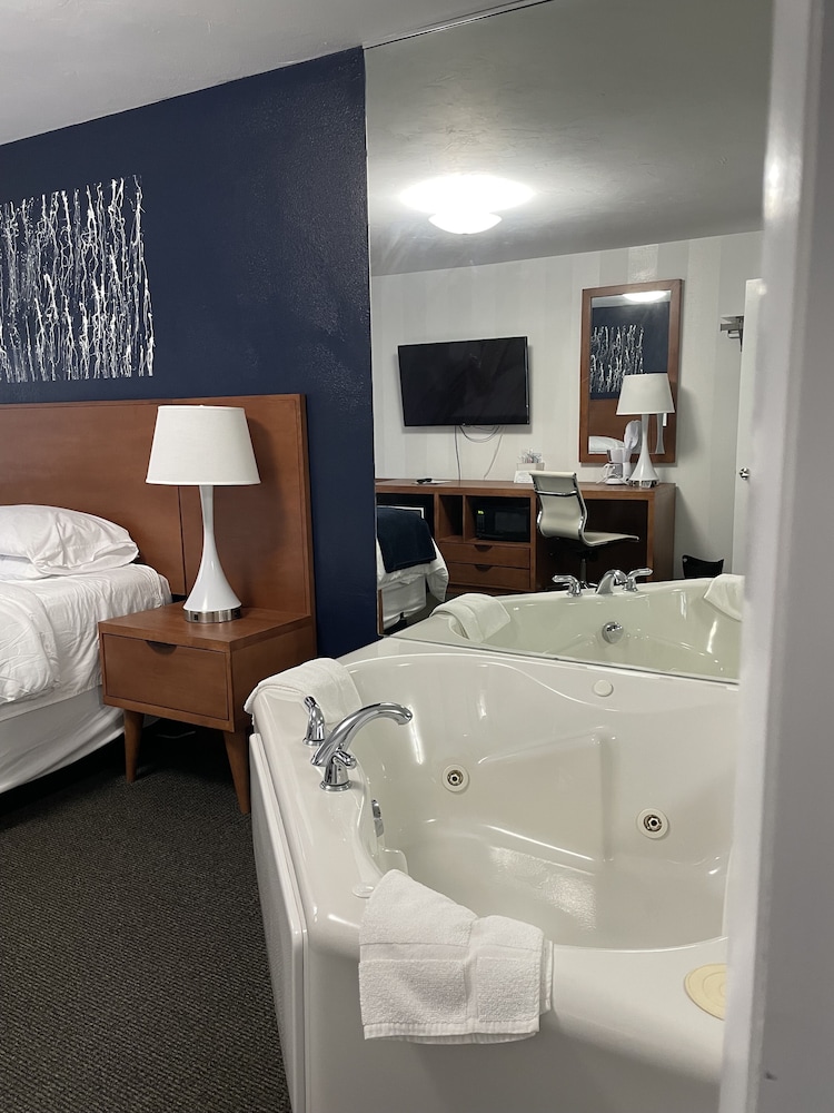 Room, Ensuite (Jacuzzi room) photo 1