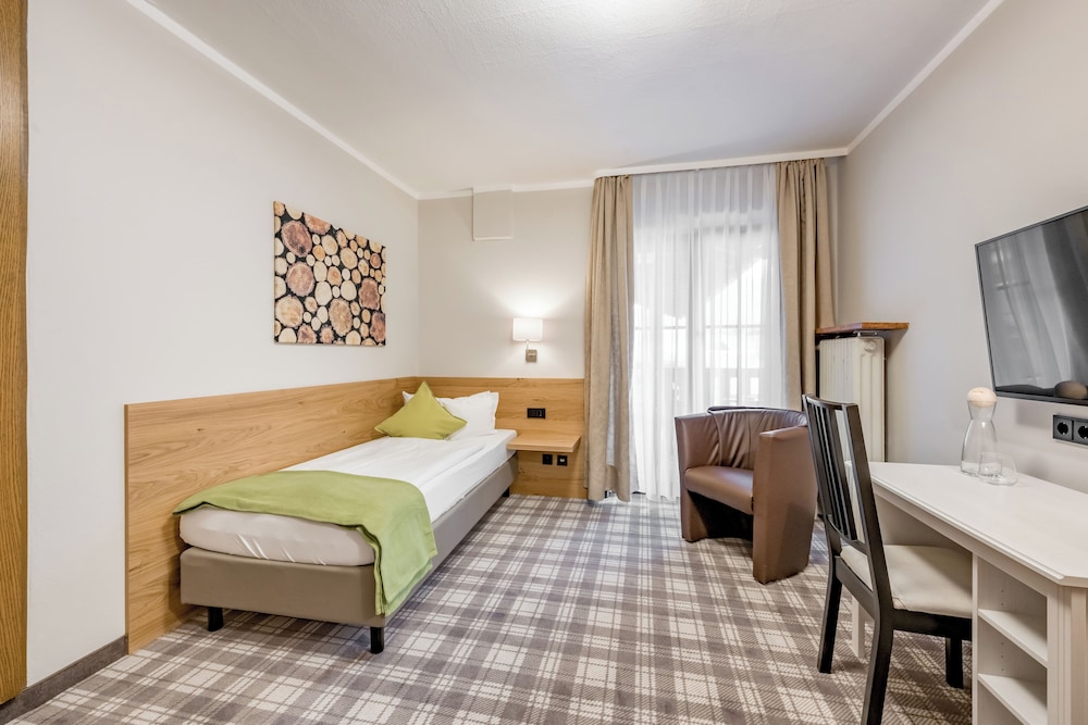 Classic Single Room, 1 Twin Bed, Non Smoking, Courtyard View photo 2
