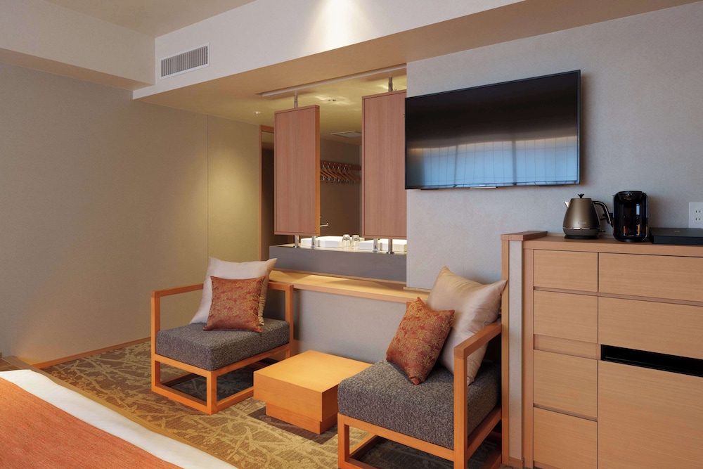 Deluxe Room, 1 King Bed, Non Smoking, Bathtub - Photo 12