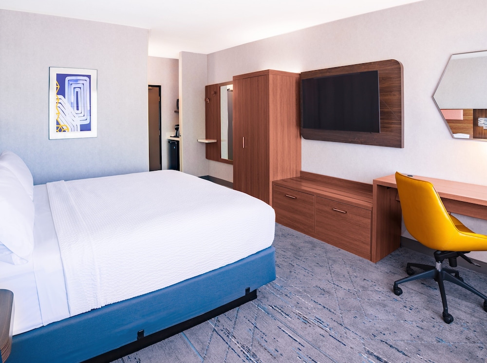 Standard Room, 1 King Bed, Accessible Bathtub (Communications, Mobility) - Photo 1