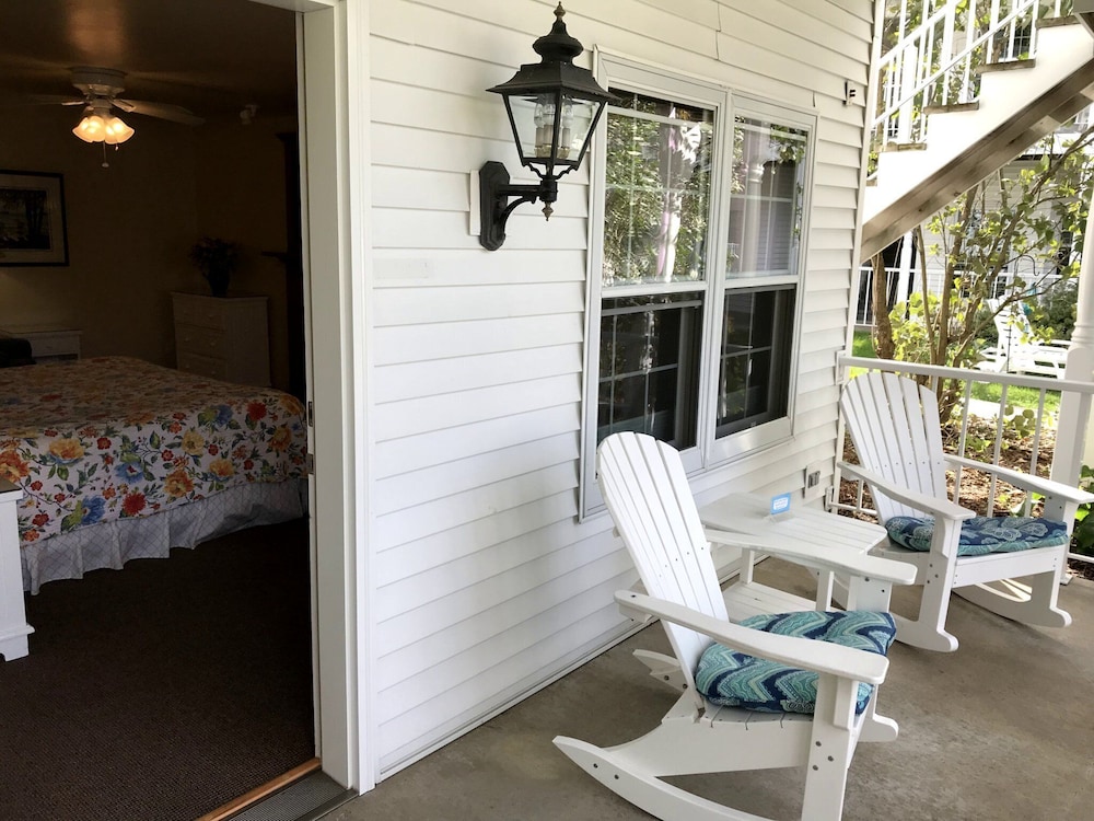 King, Poolside with Patio and Rain Shower on First Floor only photo 3