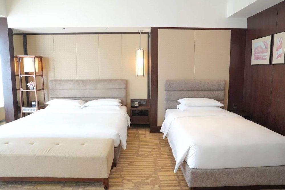 Deluxe Room, 1 King Bed (with Twin Bed) photo 3