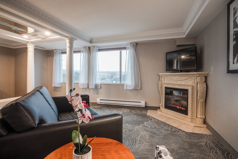 Luxury King Suite with Jetted Tub photo 2