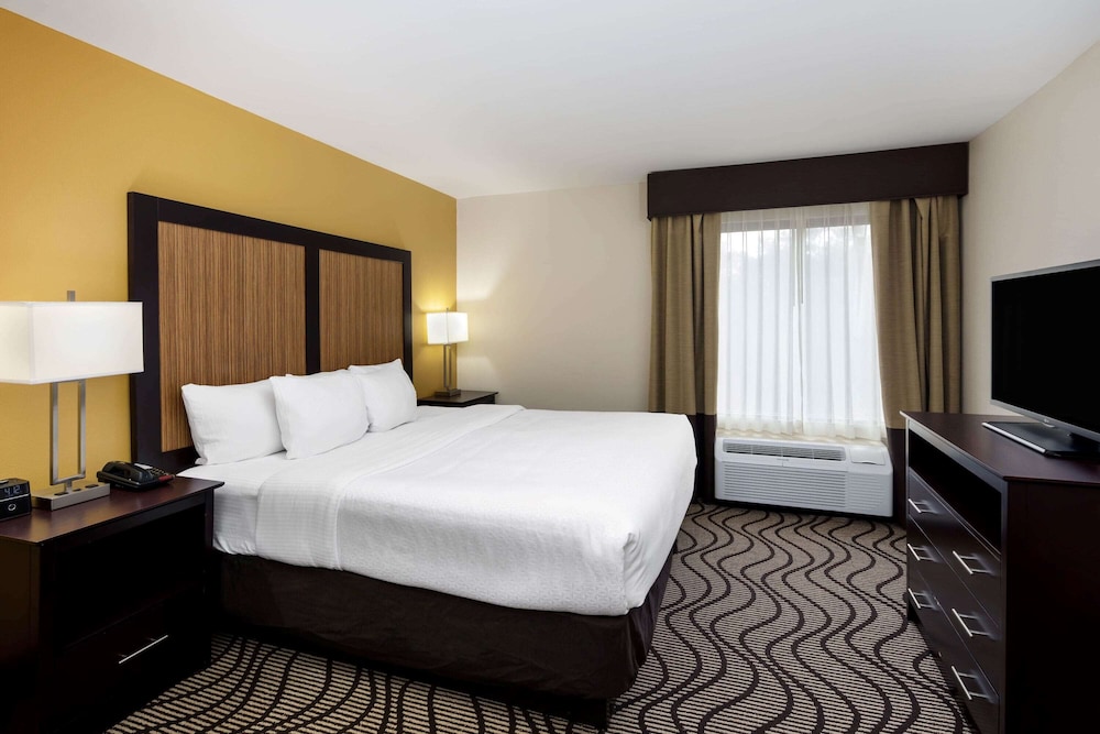 Deluxe Room, 1 King Bed, Non Smoking - Photo 2