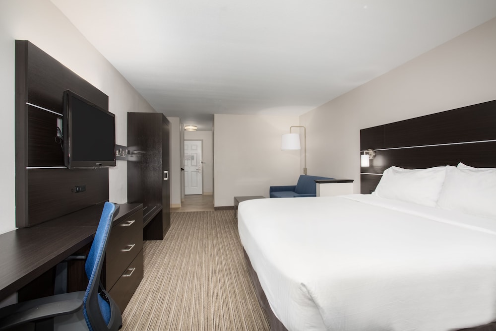 Suite, 1 King Bed with Sofa bed, Accessible (Mobility, Accessible Tub) - Photo 3