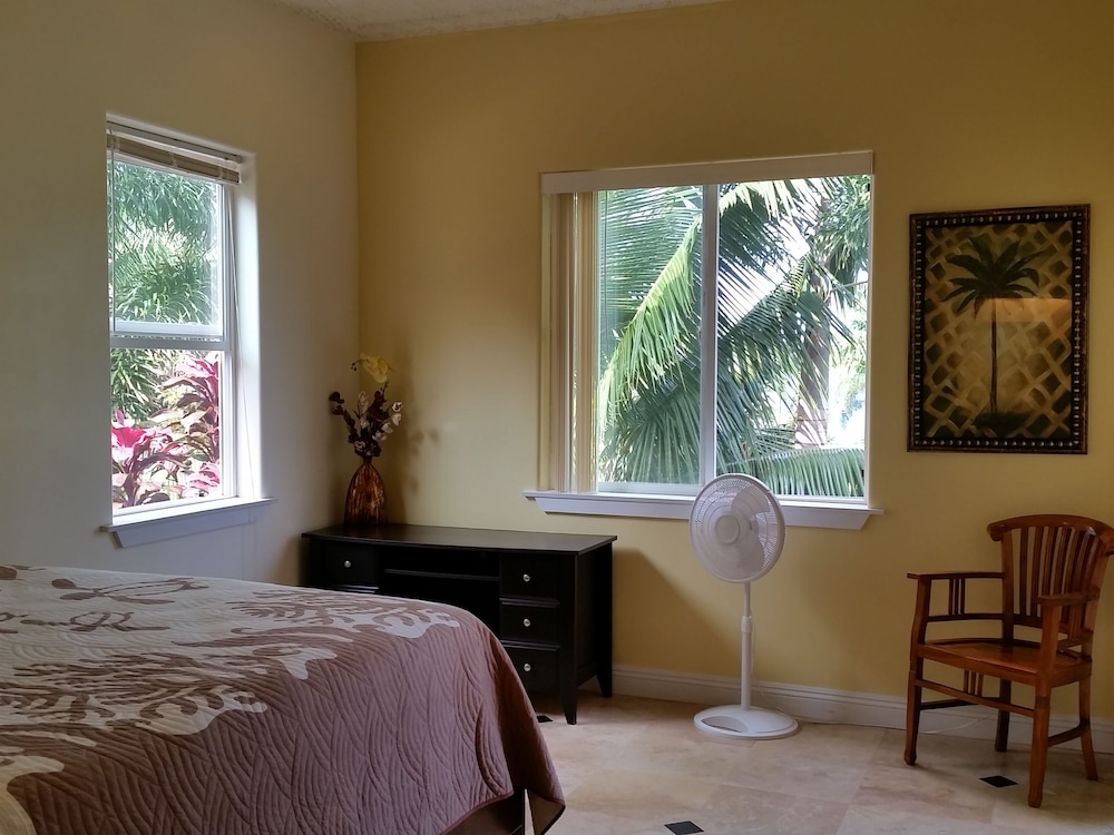 Standard Suite, 1 King Bed, Ocean View photo 3