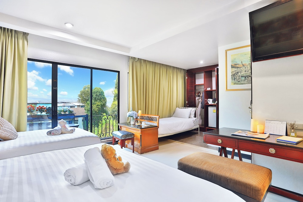 Deluxe room with Free Snack Bar 24Hrs photo 3