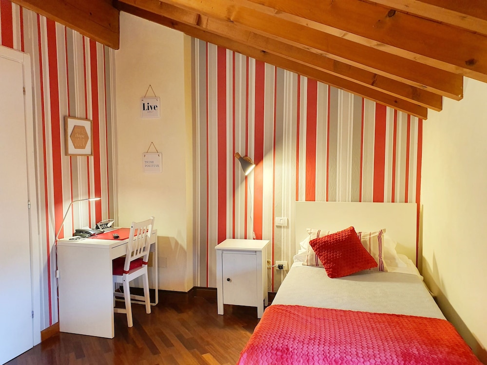 Twin Room, 2 Twin Beds, Ensuite photo 1