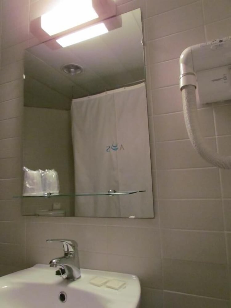Standard Twin Room - Photo 9