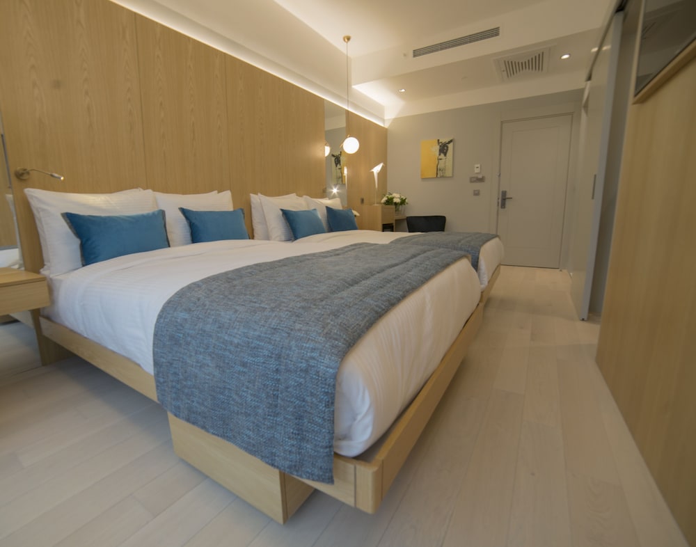 Family Triple Room, 2 Queen Beds, Non Smoking photo 3
