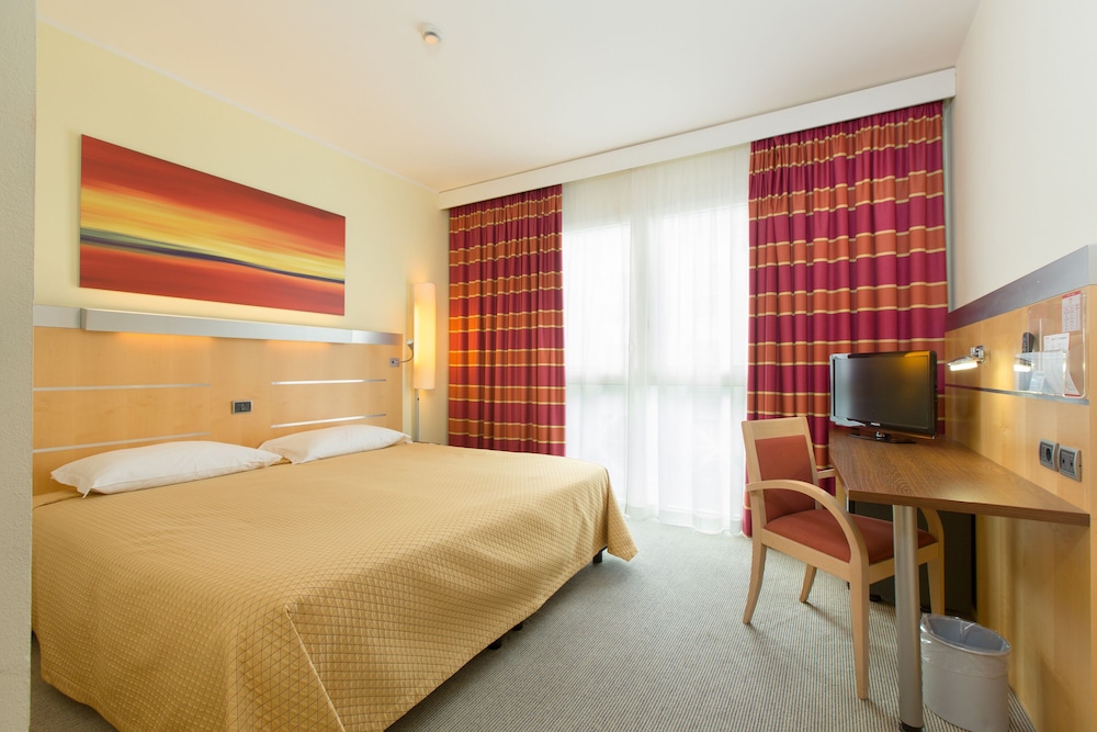 Standard Double or Twin Room - Photo 1