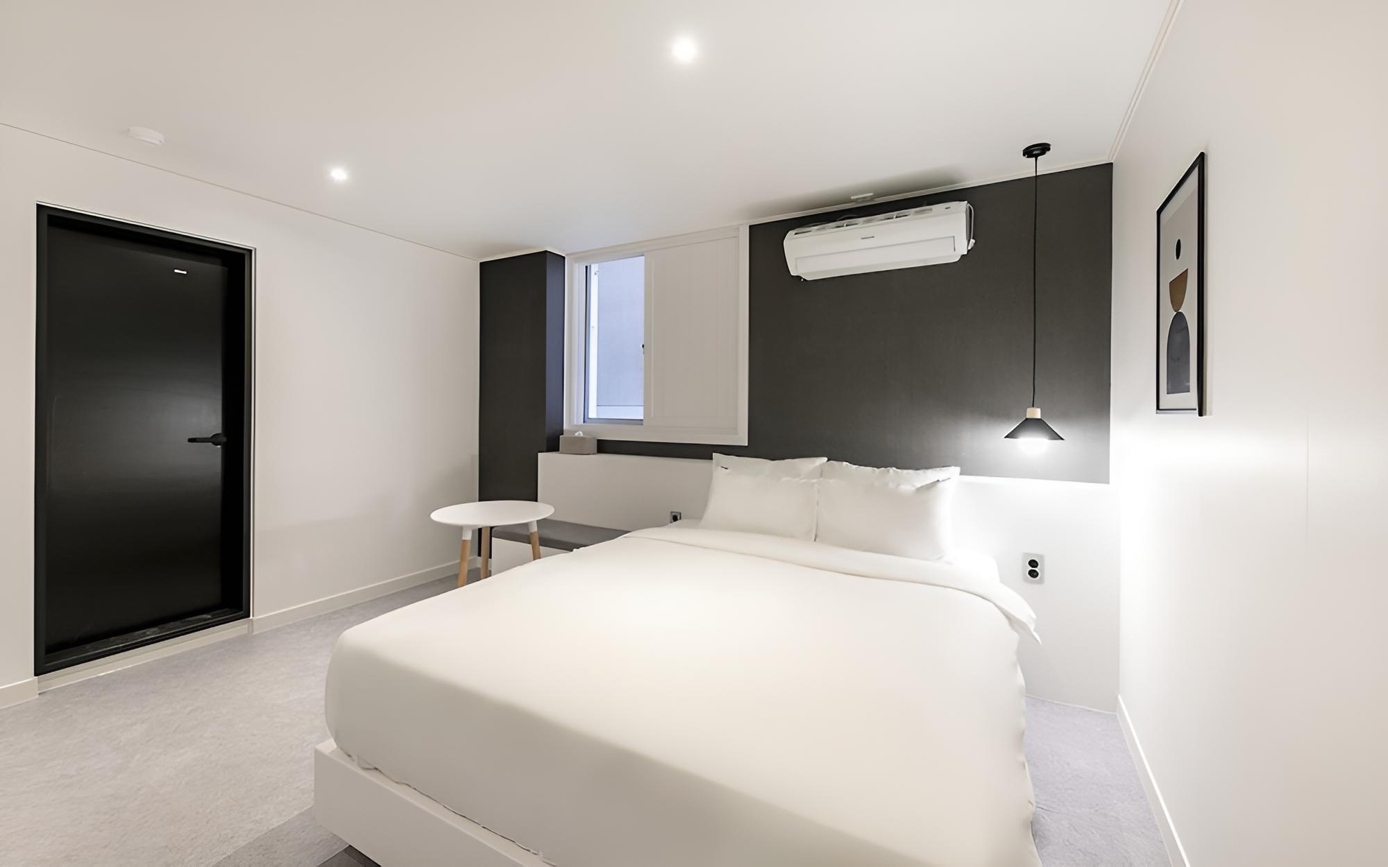 Room (Standard Double (Netflix Non-smoking )