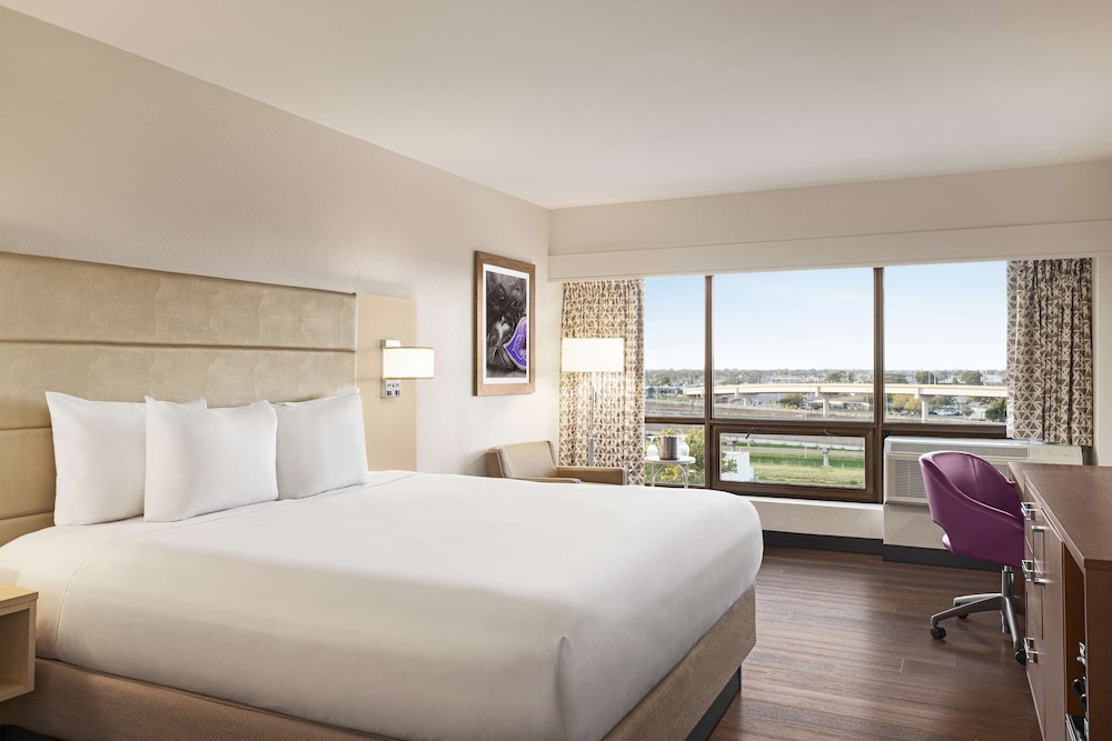 One King Bed, Non-Smoking, Accessible - Photo 4
