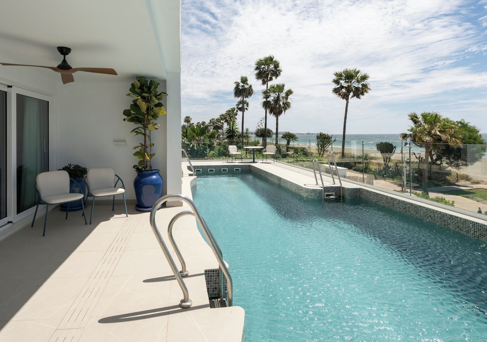 Premium Deluxe sea view with shared pool