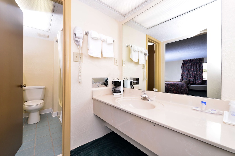 Room, 2 Queen Beds, Smoking - Photo 3