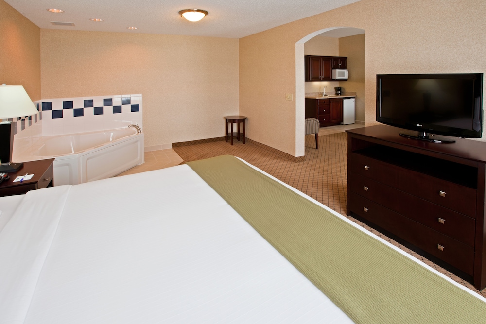 Suite, 1 King Bed - Photo 2