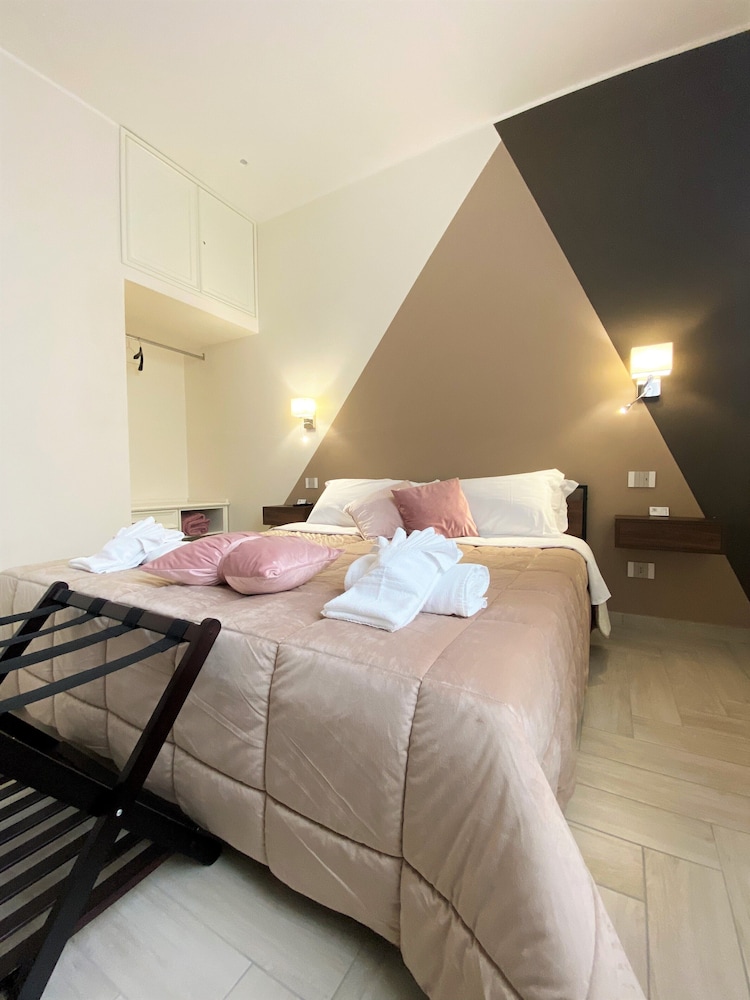Deluxe Room, 1 King Bed - Photo 3